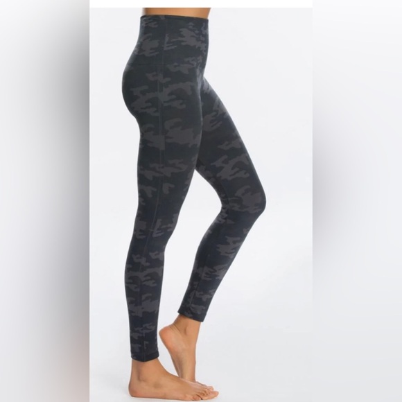 SPANX LOOK AT ME NOW BLACK CAMO LEGGINGs size medium new - Picture 2 of 7
